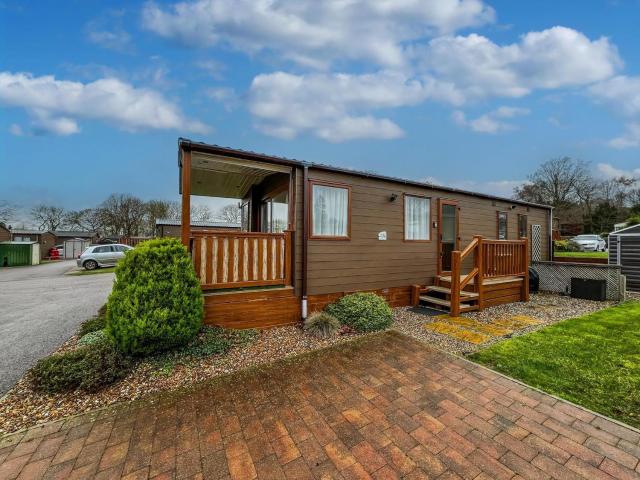 Superb Lodge In Rural Norfolk Near Norwich, With Lake Views Fishing Ref 16018H