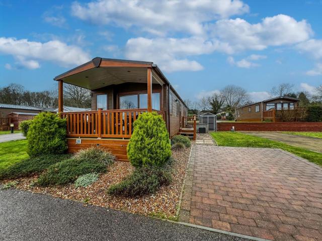 Superb Lodge In Rural Norfolk Near Norwich, With Lake Views Fishing Ref 16018H