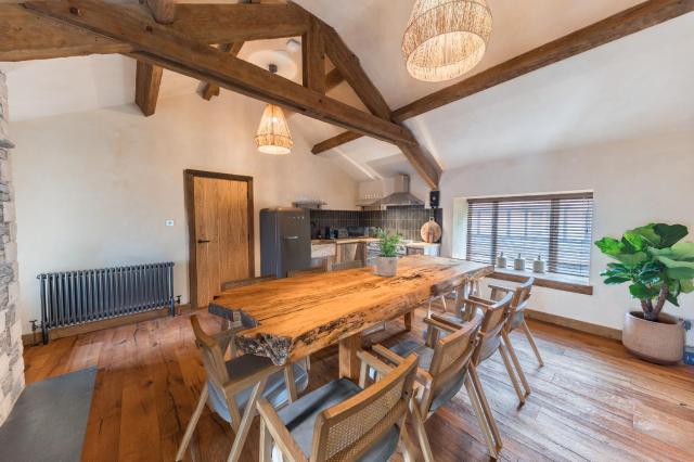 Luxury, newly renovated coach house with large private garden and hot tub