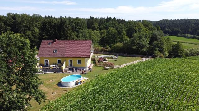 HAUS SONBERG mit Garten, Pool, Fasssauna, semi detached house with garden