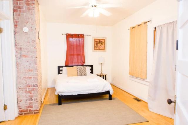 The Historic Cottage Screened Porch & Hammock