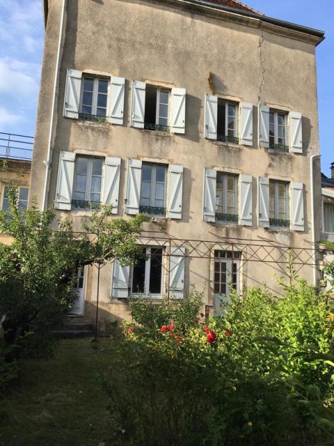 Grands Gîtes de charme avec jardin, lieu calme et paisible en plein coeur d'Arbois, linge inclu, lits faits à l'arrivée et ménage en fin de séjour