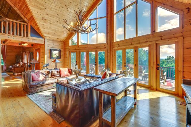 Luxury Log Cabin with EV Charger and Mtn Views!