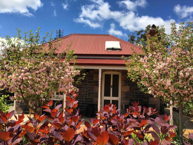 Randell Cottage - Adelaide Hills - Cosy Rustic Hideaway