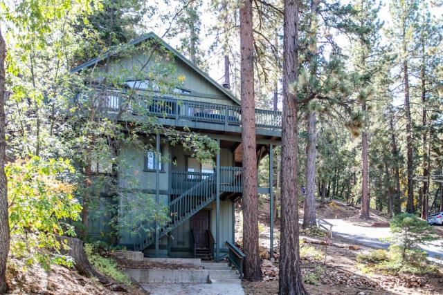 Treetop Falls - Great property close to the ski slopes, Close to everything Big Bear has to offer!