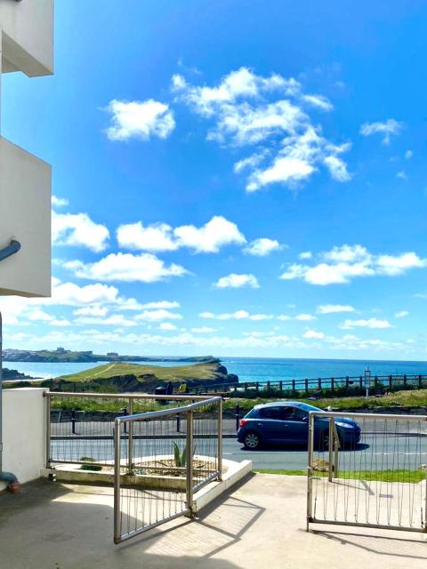 Seaview, Luxury apartment, 2 min walk to both Porth and Whipisderry beaches