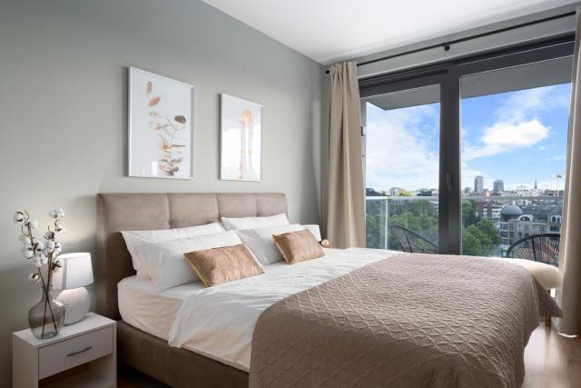 SHS HOMES-LUXE HIGHRISE, 2 BEDROOMS, KITCHEN, FREE PARKING, STUNNING VIEW, LARGE TARRASSE, Workspace