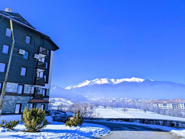 Stylish 2BD Apartment with Panoramic Mountain View