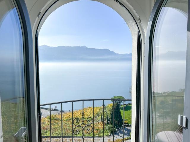 Room with 360° view overlooking Lake Geneva and Alps