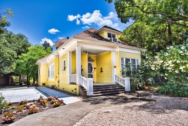 Regal Victorian Home in Downtown Calistoga