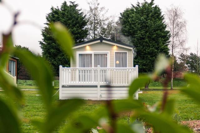 Yew Tree Lodge with Hot Tub