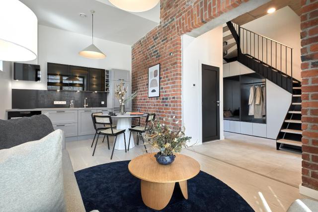 High ceiling loft with its own backyard and a terrace