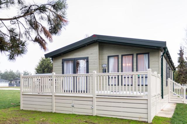 The White Rose Lodge with Hot Tub