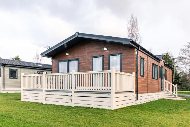 Woodpecker Lodge with Hot Tub