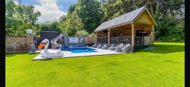 Luxurious winter or summer 32c heated Pool private Hot tub & bar deal kent