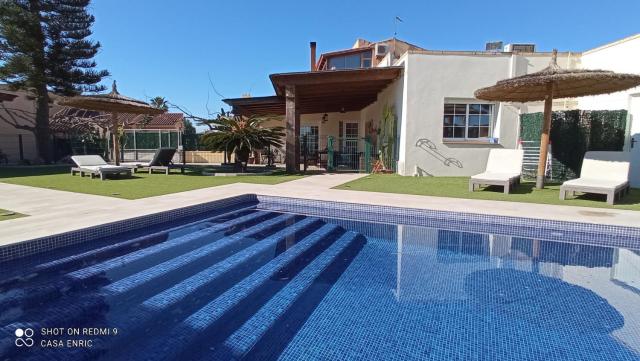 Casa de sueños Benasha con piscina, zona infantil y parking privado