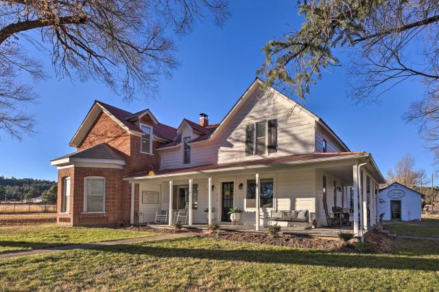 Peaceful Luna Farmhouse with Wraparound Porch!