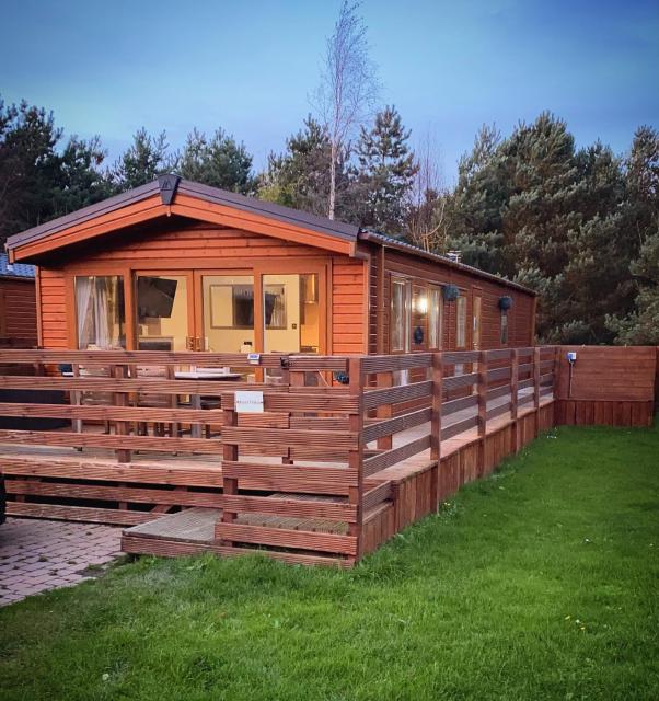 Hazel Oaks, Beautiful Lodge with Hot Tub - Sleeps 6 - Felmoor Park