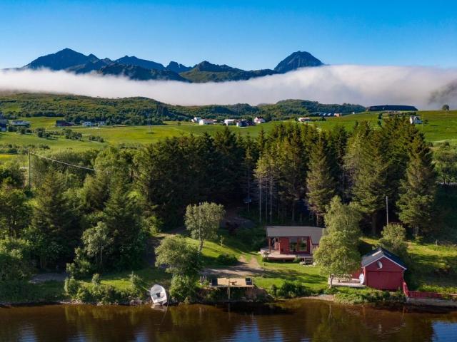 Waterfront mountain view cabin Lofoten