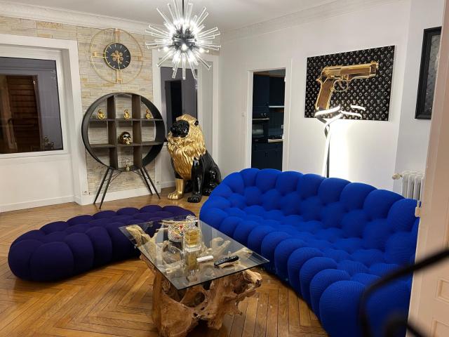 Superbe appartement avec mobilier luxueux.