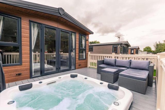 The Serenity Lodge with Hot Tub