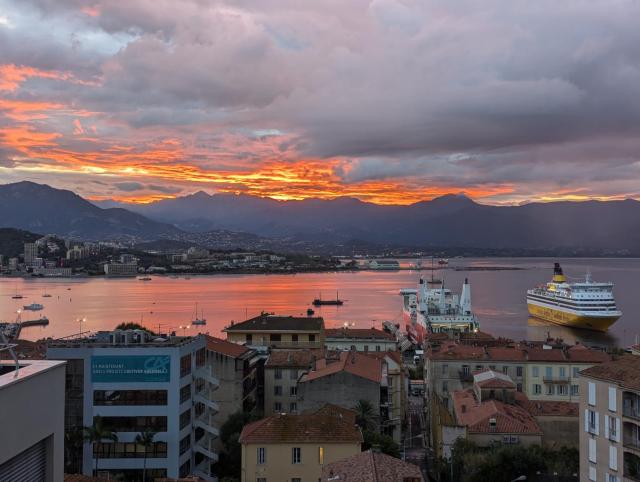 Centre ville avec vue magnifique sur le golfe d'Ajaccio; parking privé.