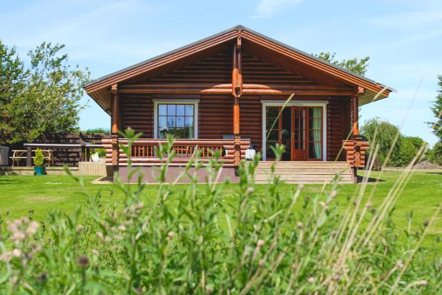 Tomatin - Luxury Two Bedroom Log Cabin with Hot Tub