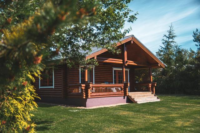 Strathisla - Luxury Two Bedroom Log Cabin with Private Hot Tub & Sauna