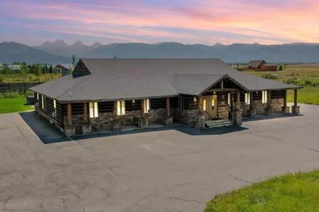 Teton Crest Lodge Sleeps 24 Ideal Reunion Spot