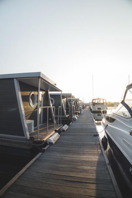 Luxurious Houseboat - Zen