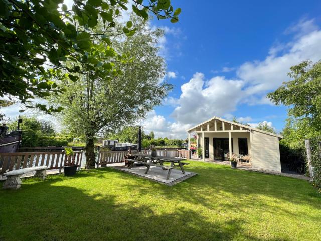 NEW - Private Cabin - on a lake near Amsterdam