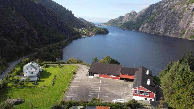 Brufjell Hostel & Parking