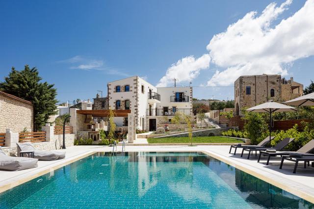 New luxurious villa with stunning pool,views &bbq!