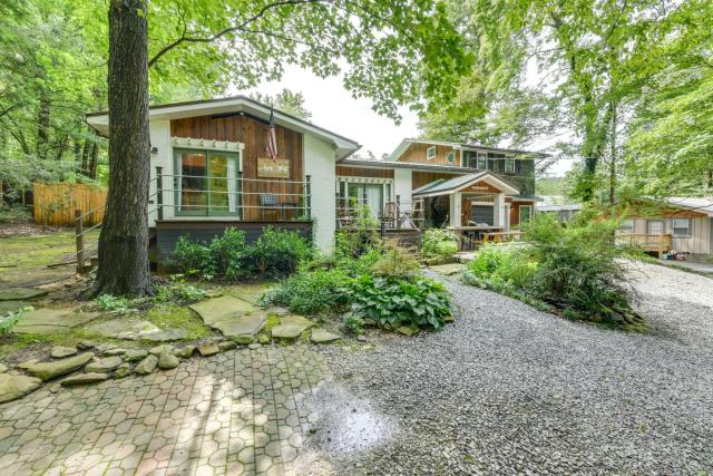 Gatlinburg Cabin with Indoor Hot Tub and Game Room!