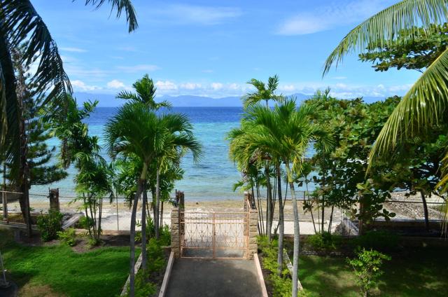 Private beachfront accommodation with ocean view and direct reef access