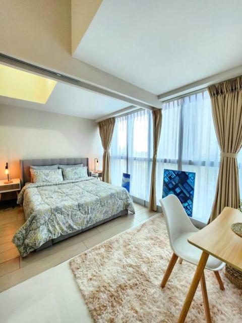 Cosy Executive 1 BR Uptown Parksuites Ultra fast Internet