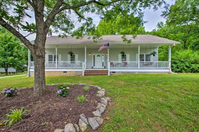 Charming Boydton Retreat about 5 Mi to Kerr Lake!