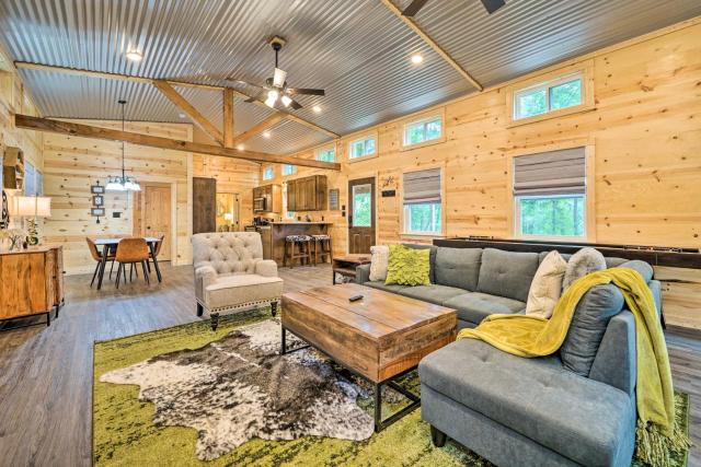 Stylish Cabin by Beavers Bend Hot Tub and Fire Pit