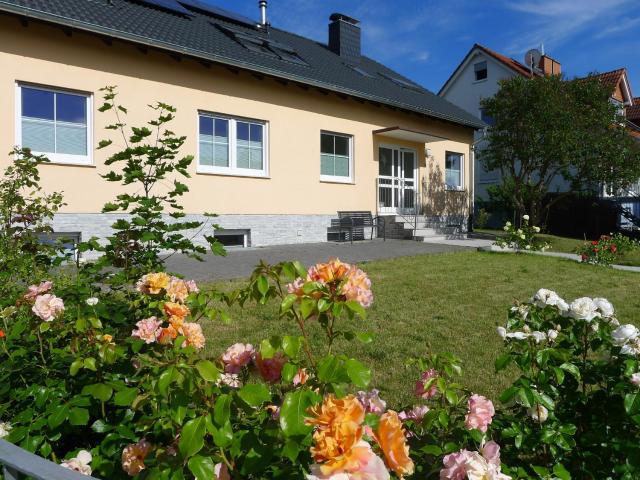 Ferienwohnung mit Terrasse am Rosengarten