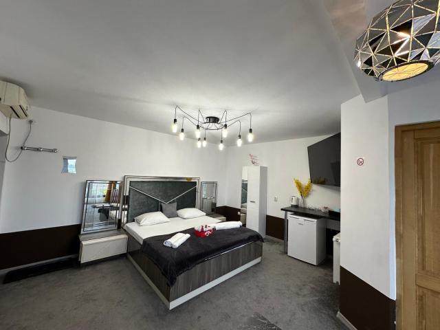 The Royal Fame - Modern Studio with Balcony & Panoramic View