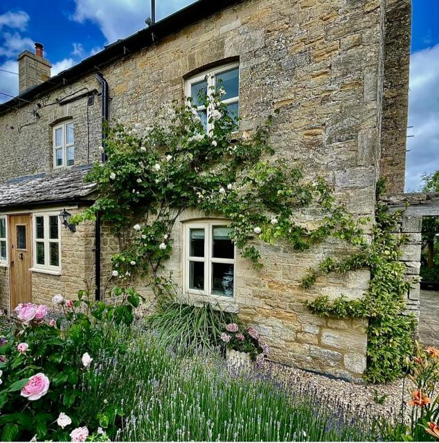 Pretty Cotswold Cottage with garden near Bibury