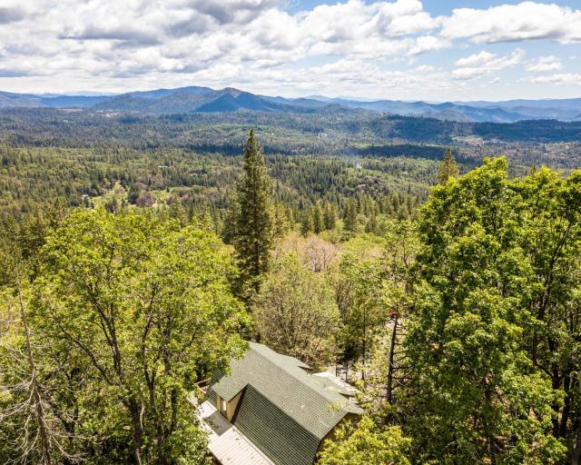 Eagle View Mountain Retreat with stunning views, hot tub, decks, 1 acre