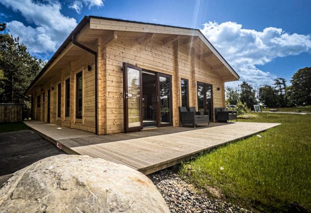 Sundance Lodge, Fantastic New Cabin with Hot Tub - Sleeps 6 - Largest In Felmoor Park