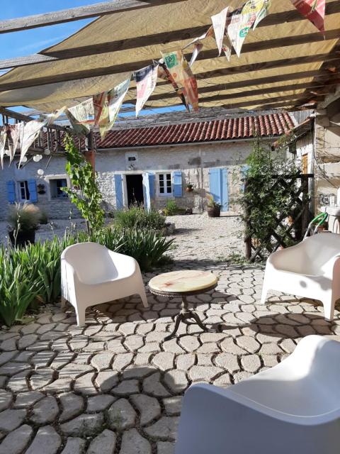 Peaceful Dordogne countryside cottage with pool.