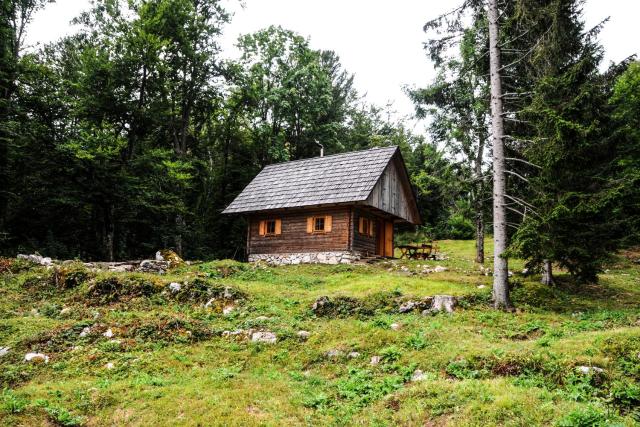 Gorska hiška Vogar nad Bohinjskim jezerom