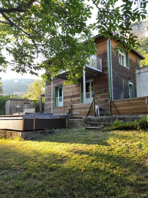 Maison au bord de l'eau avec Jacuzzi