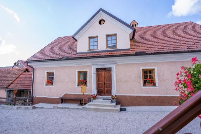 Notranjska hiša - traditional country house, close to the world attraction Cerknica lake