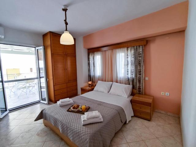 ANASSA HOME A Spacious Cretan House Next To The Sea, Family and Couple Friendly with Terrace in Makry Gialos & Ierapetra