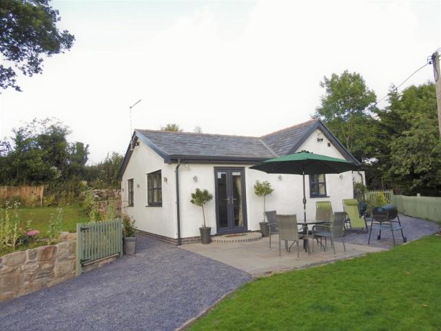 Cosy country cottage with outdoor bathing