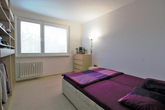 Cozy, bright room with free parking